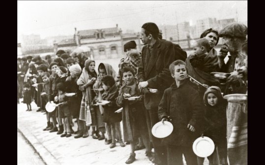 D&iacute;a del Cine Espa&ntilde;ol: 'Canciones para despu&eacute;s de una guerra', de Basilio Mart&iacute;n Patino