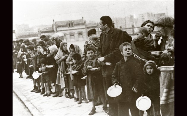 D&iacute;a del Cine Espa&ntilde;ol: 'Canciones para despu&eacute;s de una guerra', de Basilio Mart&iacute;n Patino
