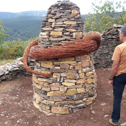 La primera escultura en una alvariza: un enjambre imaginario y una colmena de piedra | La voz de Galicia